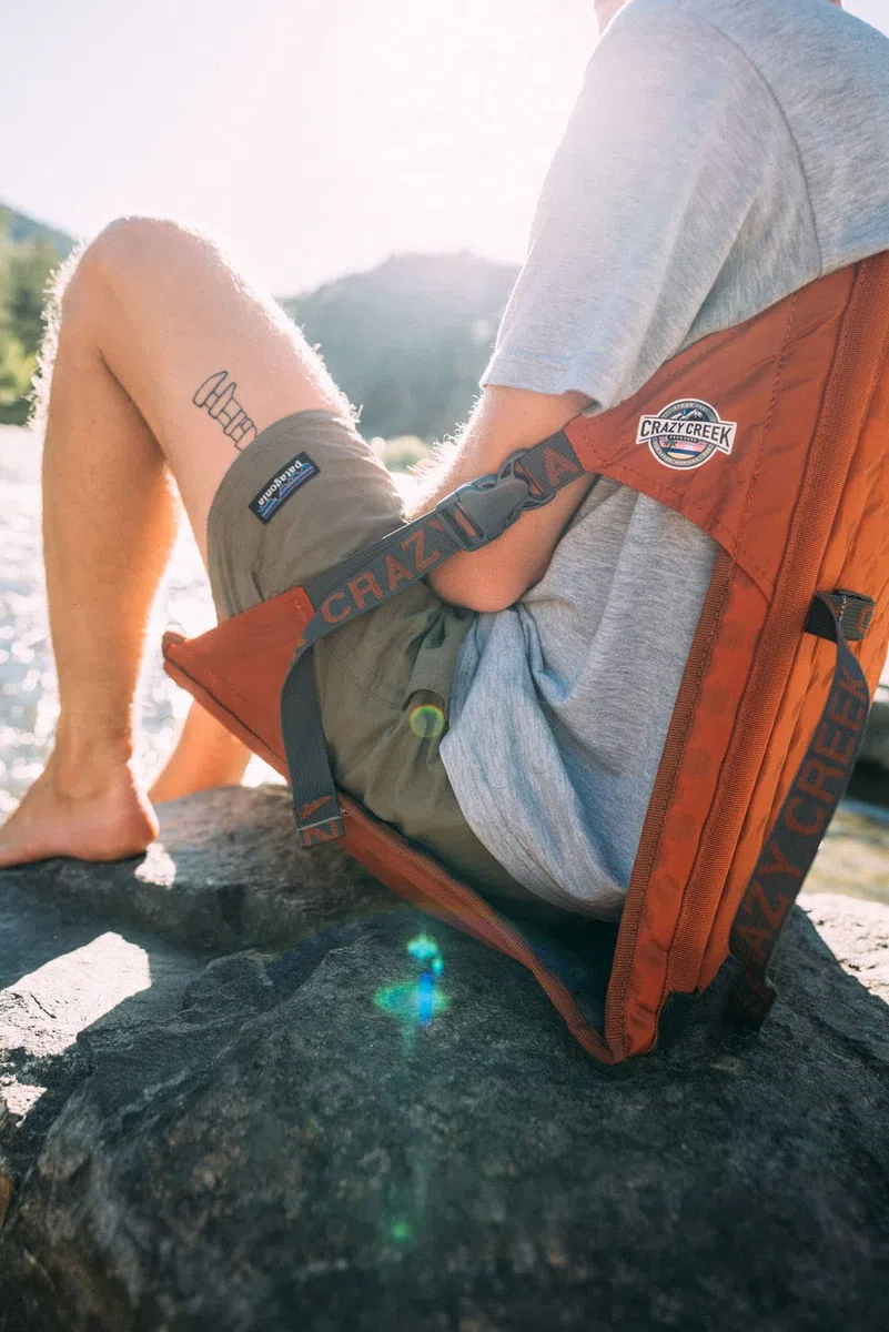 Crazy Creek HEX 2.0 LongBack Stuhl für Rucksackreisen, Camping und Stadion, extra Breite und Rückenhöhe, 113,4 kg Gewichtskapazität, verstellbare Gurte mit Rock Lockster (R) Schnallen