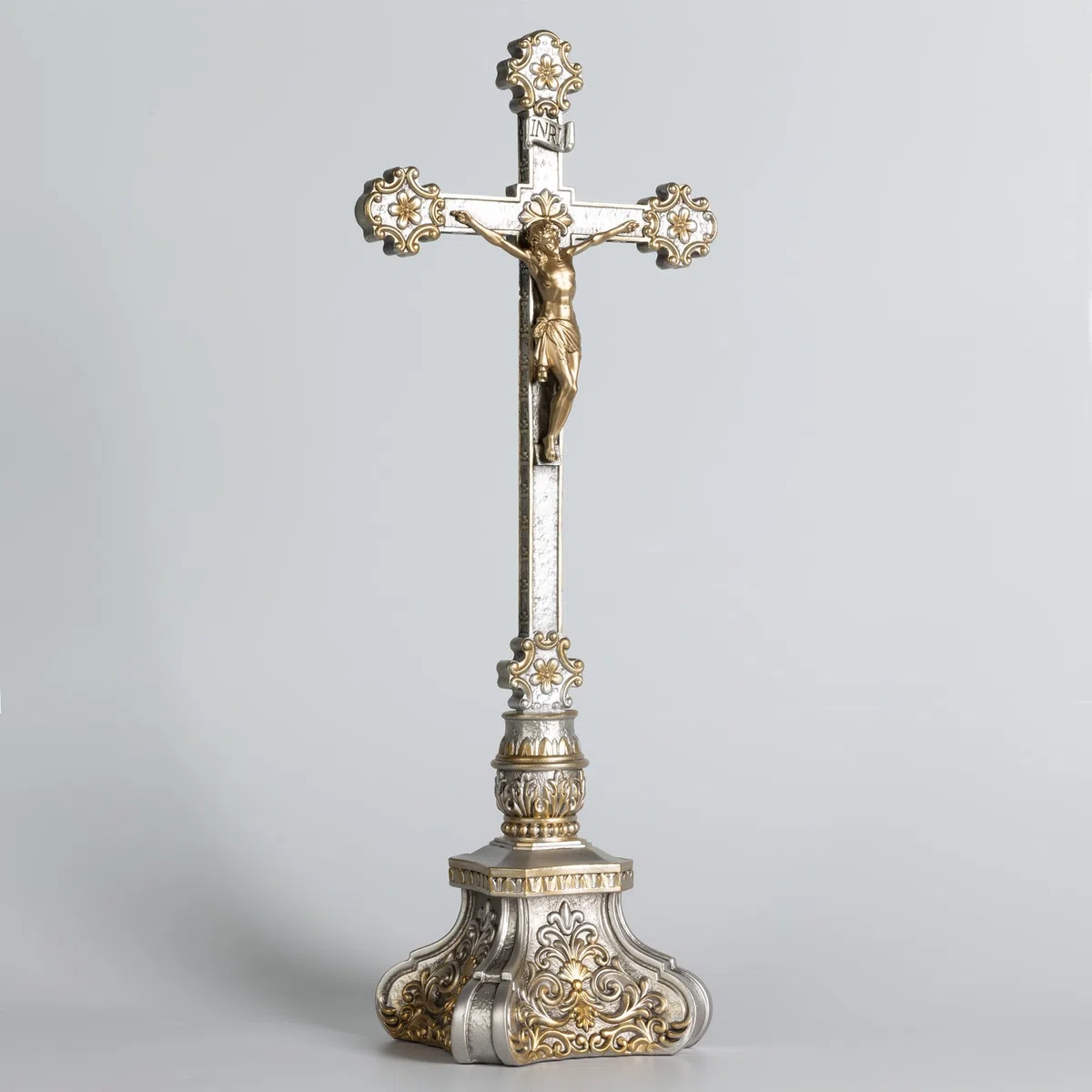Grace4Joy Kruzifix-Ständer, 45,7 cm, stehendes Kruzifix, katholischer Tisch-Altar-Dekor, handbemaltes Jesuskreuz mit kunstvollem Sockel, antikes Heimdekor