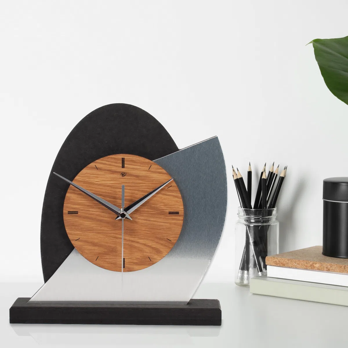 Kreative Feder Designer-Standuhr „Silver Dome“ aus Holz - Tischuhr in modernem Metallic-Look schwarz, braun, Silber; Größe ca. 25,5x25,5cm (leises Funkuhrwerk)