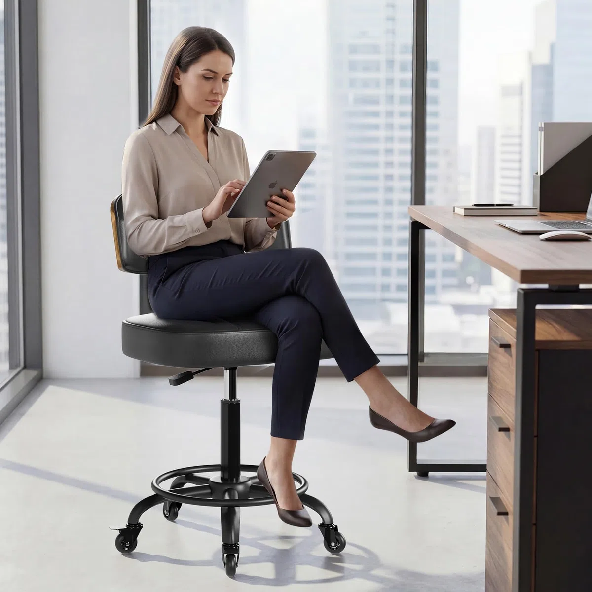 Rollhocker HöHenverstellbar, Bürohocker Ergonomisch,Arbeitshocker, Drehhocker 360°,Mit Rückenlehne Pu-Sitzpolsterung Für Spa Zeichnung Salon Arbeit Büro Bar Studio Labor Black