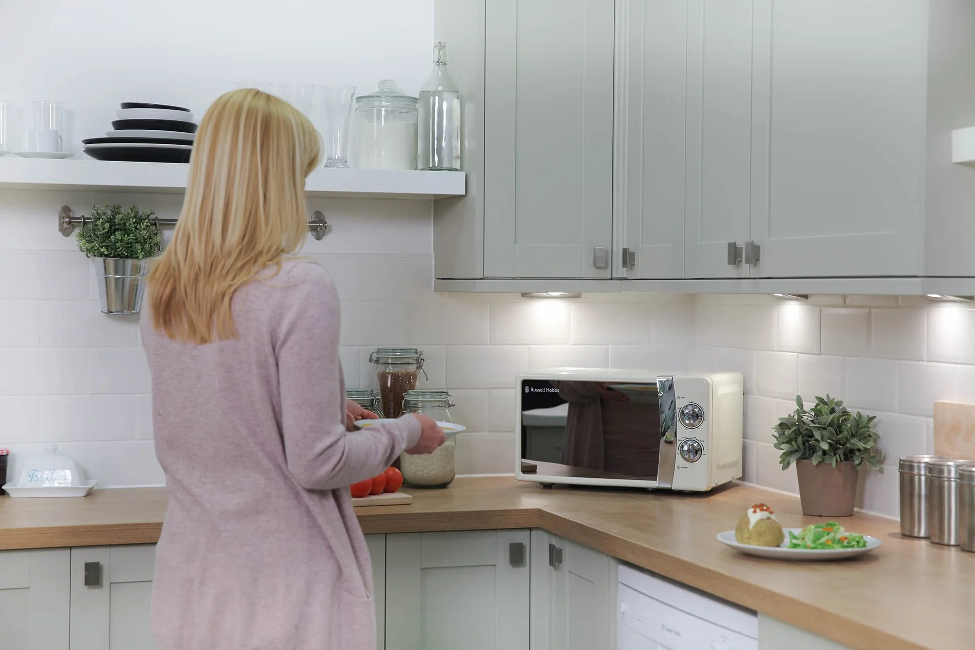 Russell Hobbs RHMM701C Manuelle Solo-Mikrowelle mit 5 Leistungsstufen, Klingelton und Timer, Auftaufunktion, einfache Reinigung, 17 L, 700 W, Cremefarben