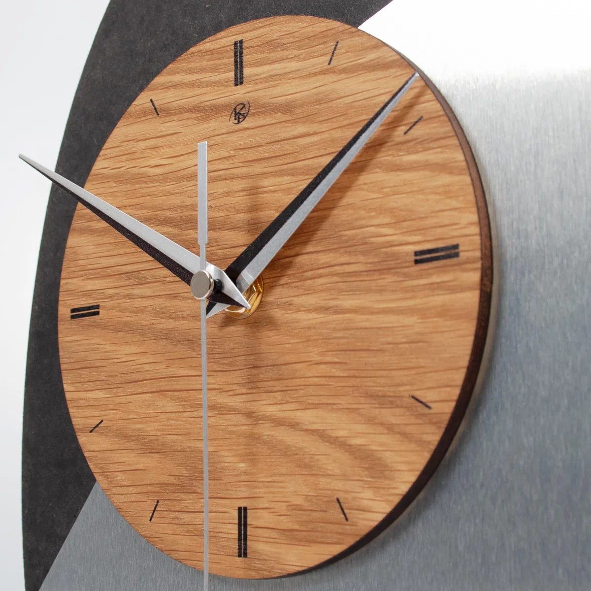 Kreative Feder Designer-Standuhr „Silver Dome“ aus Holz - Tischuhr in modernem Metallic-Look schwarz, braun, Silber; Größe ca. 25,5x25,5cm (leises Funkuhrwerk)