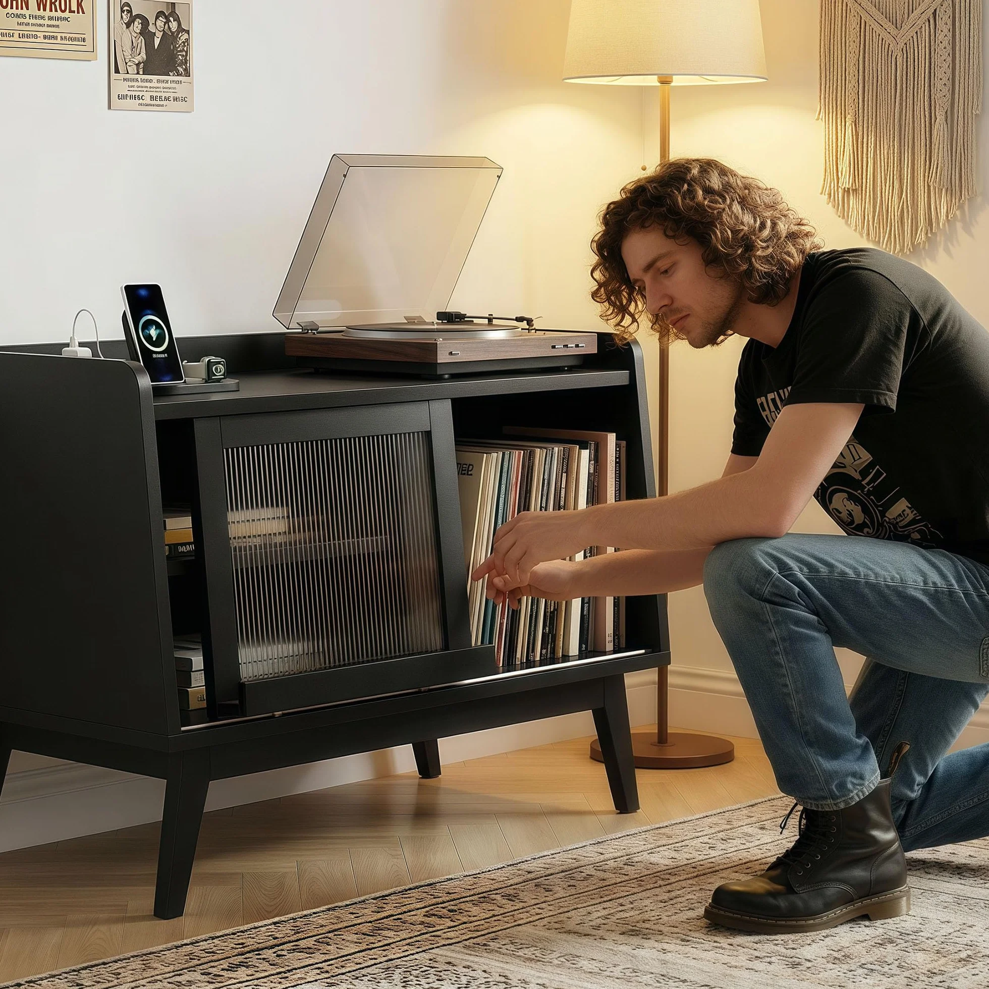 Feonase Plattenspieler Regal mit Steckdose und Glasschiebetür, Holz Plattenspielertisch für über 200 Schallplatten, offener Stauraum, ideal für das Wohnzimmer (Black)