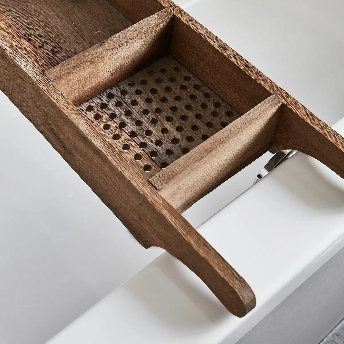 Loberon Badewannenablage Einid, mit DREI Fächern, natürlich & robust, Badewannentablett, Badzubehör, Bad-Accessoire, Salbaumholz, braun