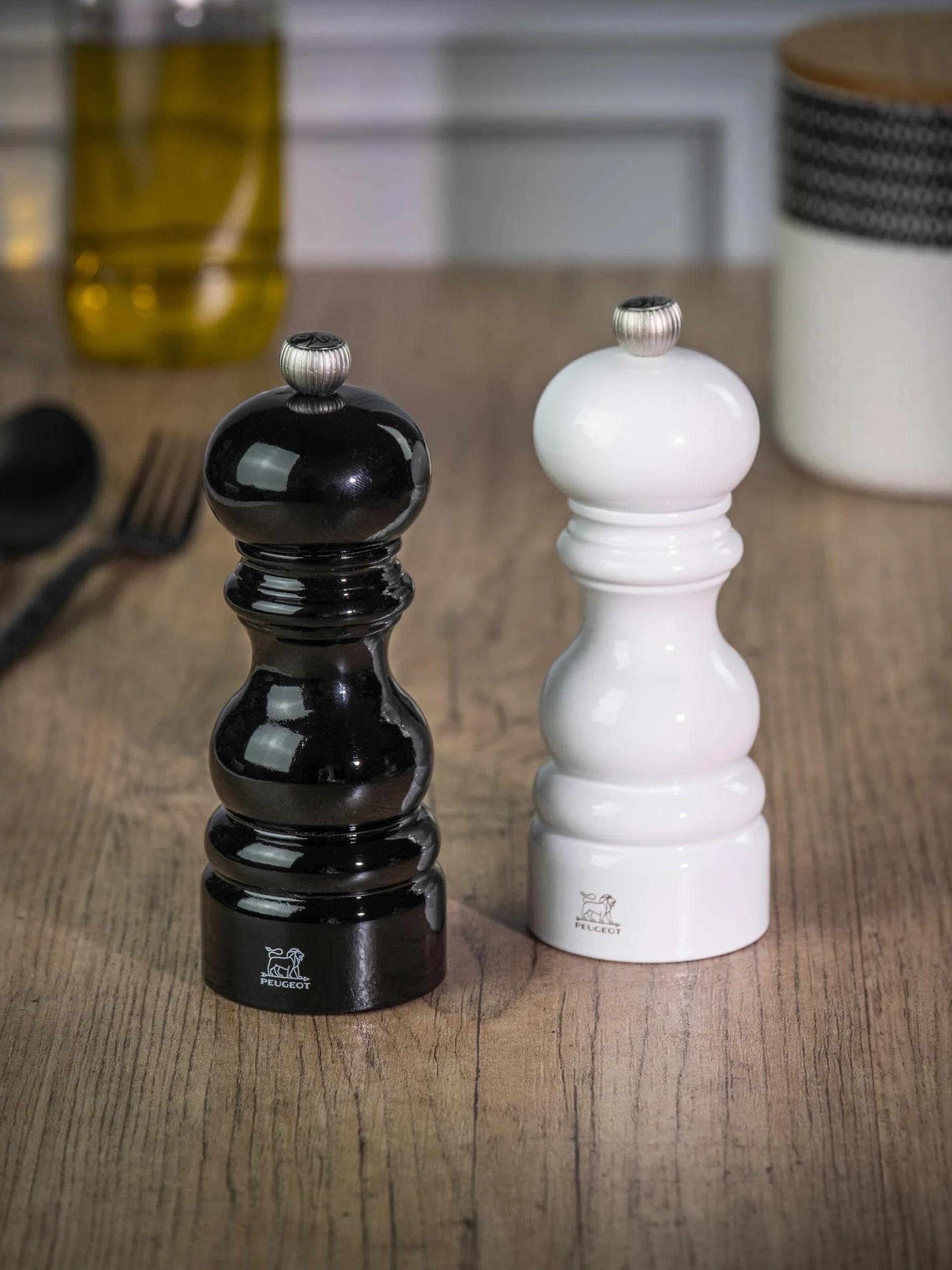 PEUGEOT – Duo Paris – Pfeffermühle + Salzmühle 15 cm – Klassische Einstellung – Aufbereitetes Holz mit PEFC-Zertifizierung – Farbe: schwarz & weiß lackiert, Natur