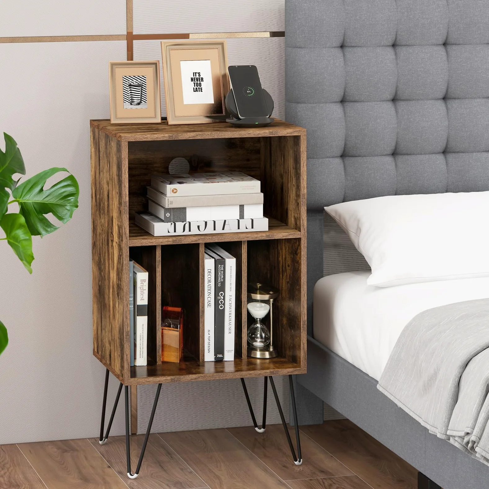 COSTWAY Plattenspieler-Ständer mit Ladestation, 3-stufiger Schallplattenständer, Vinylplatten Aufbewahrungstisch mit Regal & 4 Trennwänden für Wohnzimmer 48 x 40 x 88 cm (Industriell)