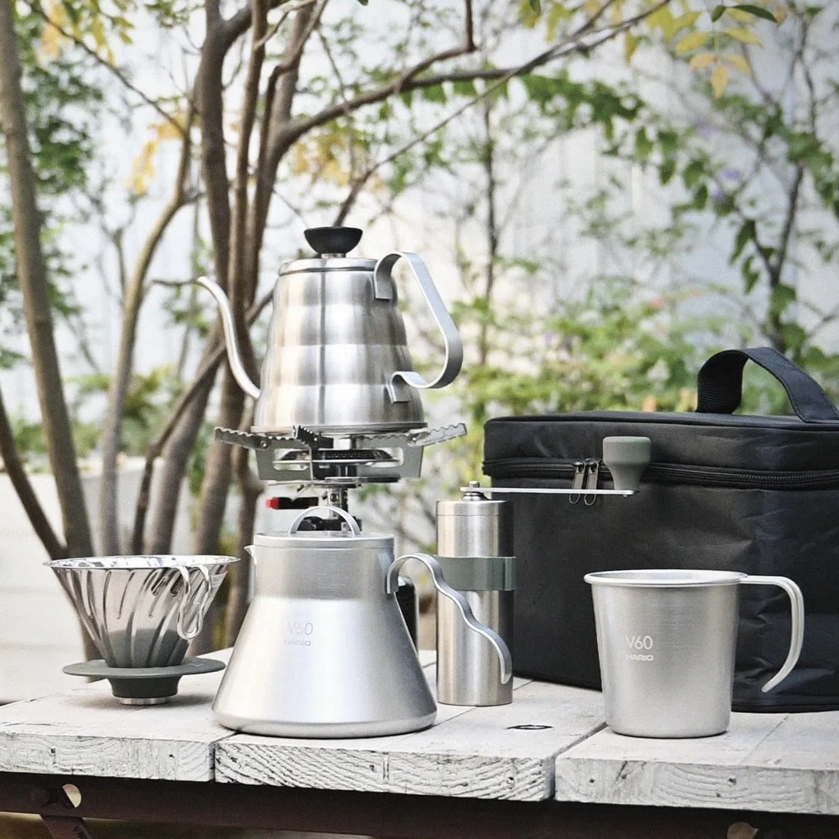 Hario Outdoor V60 Buono Metall-Tropfkessel, 700 ml, Silber