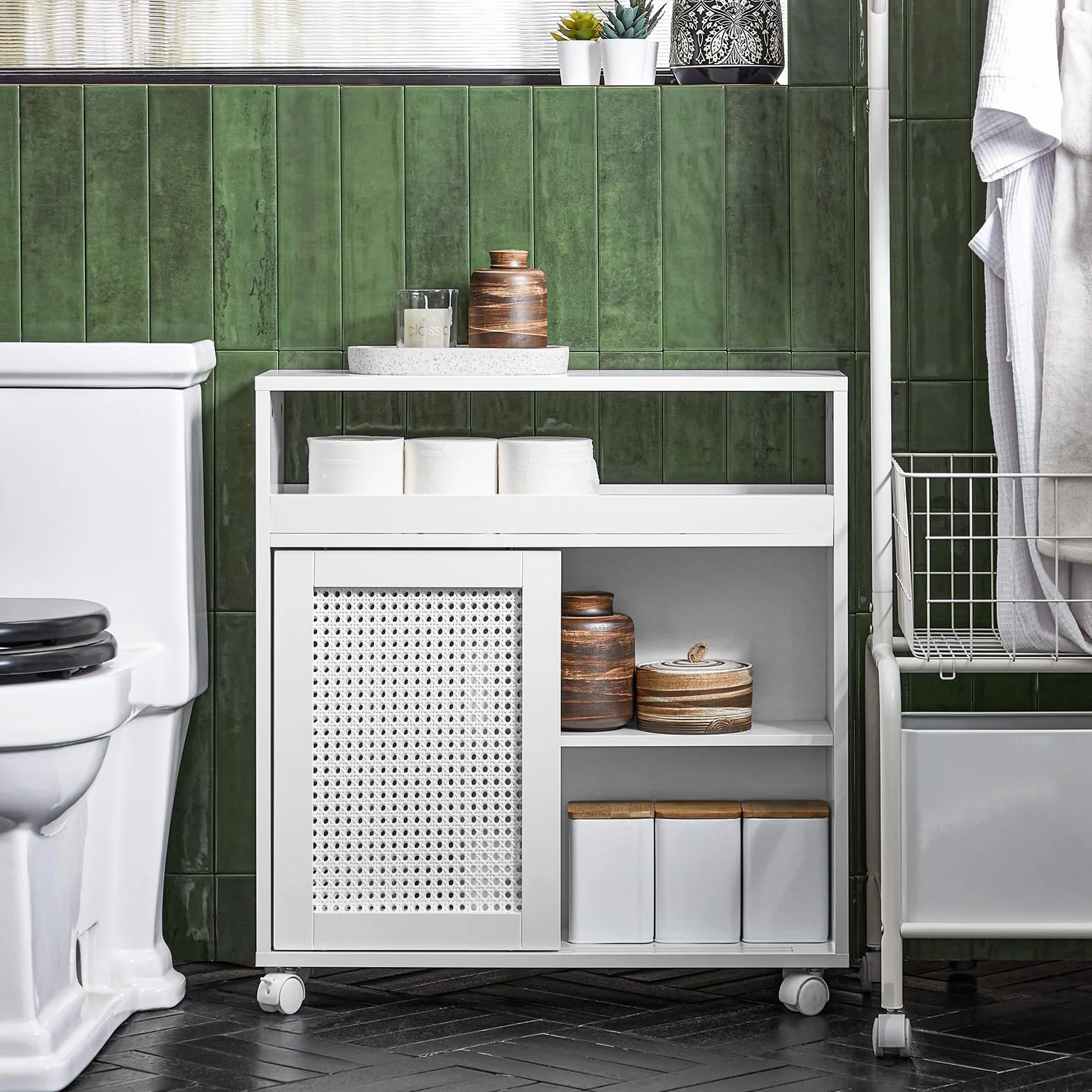 SoBuy schmaler Badezimmerschrank mit Rollen – Nischenschrank 20cm – Badschrank zur Aufbewahrung von Toilettenpapier – Badmöbel aus Holz mit höhenverstellbaren Einlegeböden, Weiß, 20x70x65cm, BZR119-W