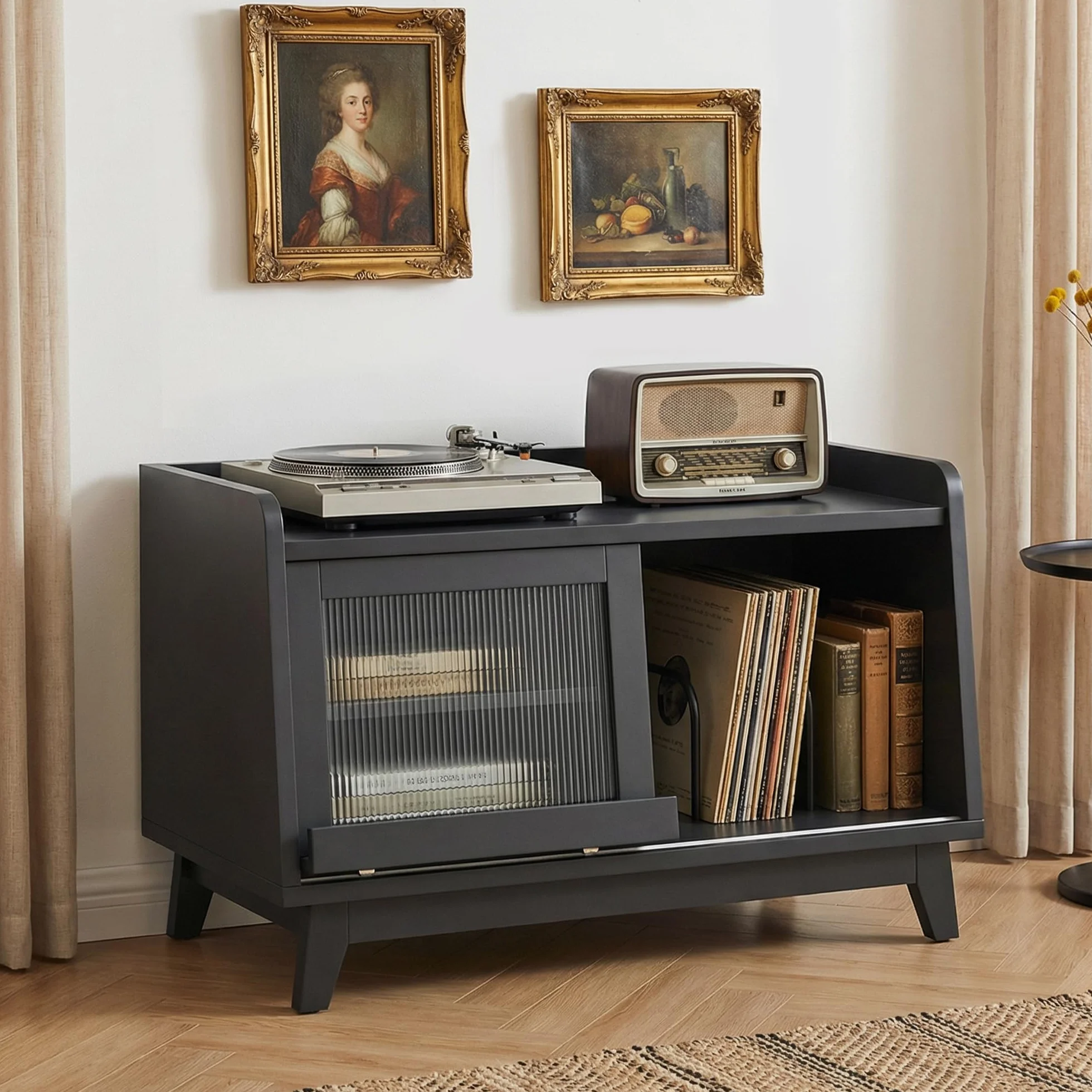Feonase Plattenspieler Regal mit Steckdose und Glasschiebetür, Holz Plattenspielertisch für über 200 Schallplatten, offener Stauraum, ideal für das Wohnzimmer (Black)