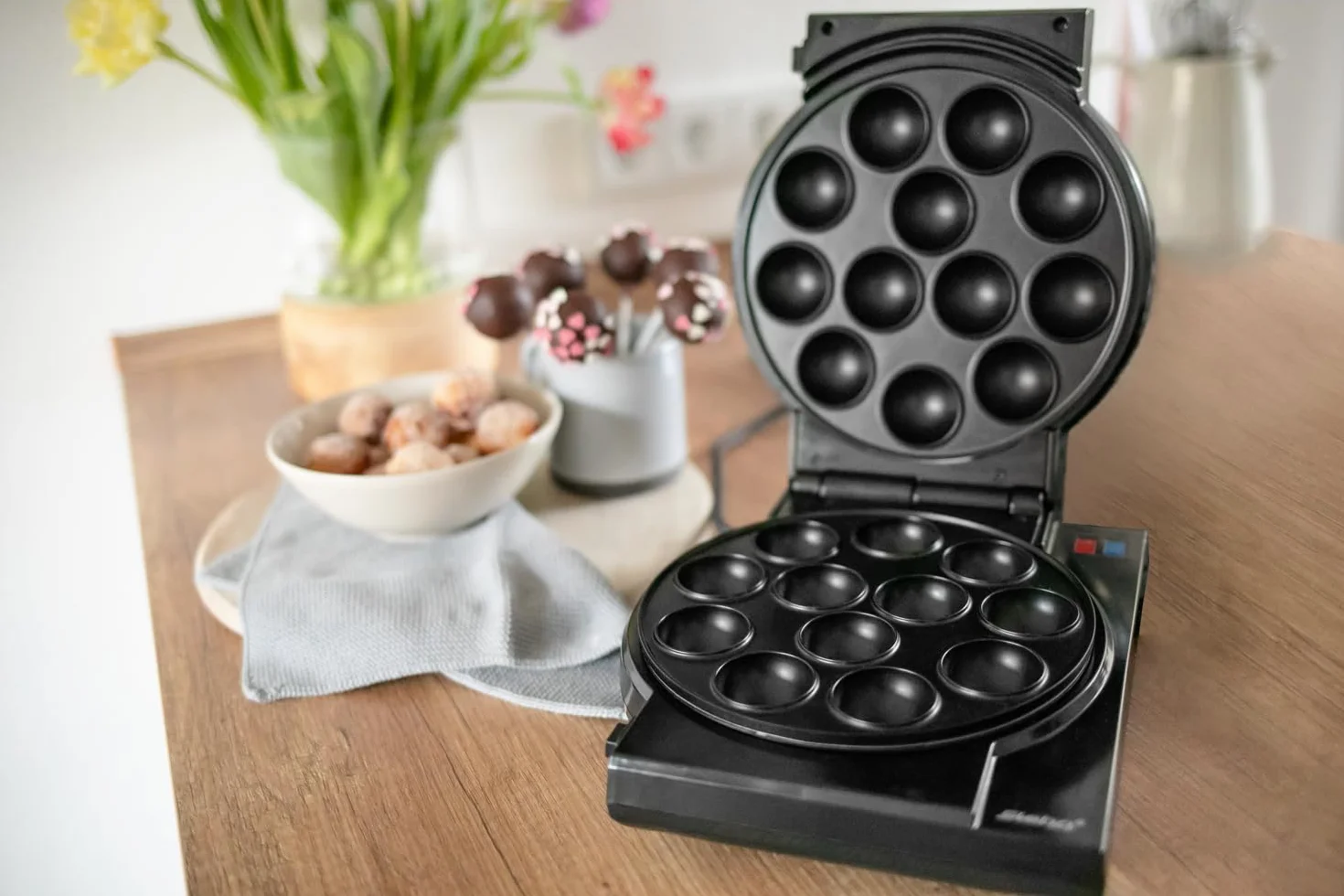 Steba Elektrogeräte Cake Maker 3 in 1, 3 antihaftbeschichtete Platten für Cake-Pops, Muffins und Donuts, Platten sind auf Knopfdruck leicht herausnehmbar, inkl. Cake Pop Halterung und Sticks, 800 Watt