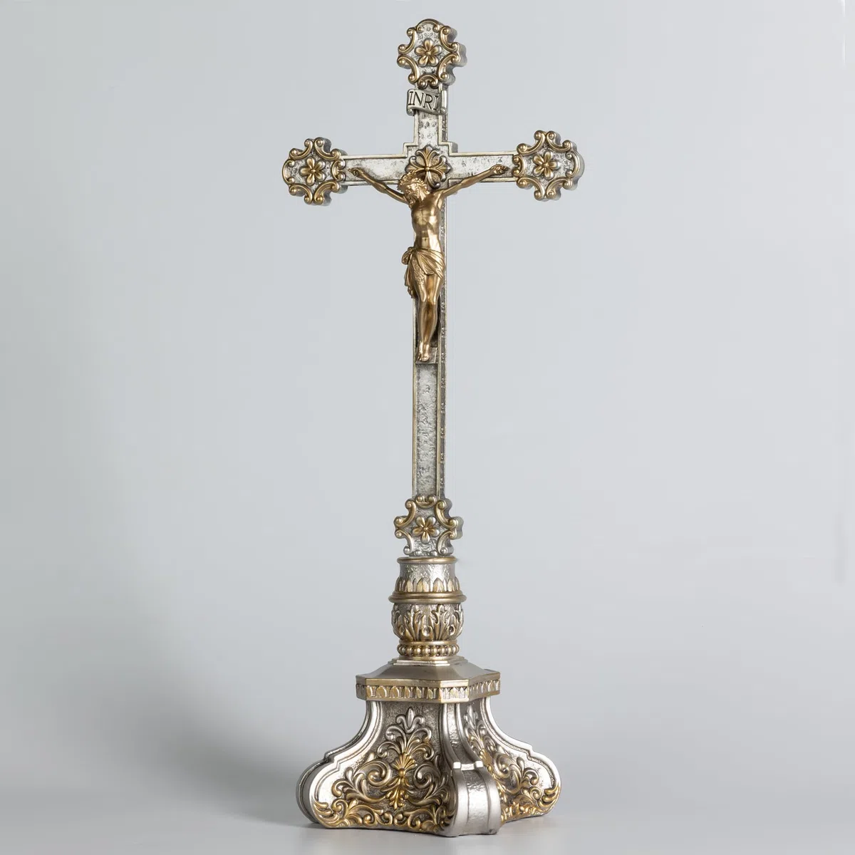 Grace4Joy Kruzifix-Ständer, 45,7 cm, stehendes Kruzifix, katholischer Tisch-Altar-Dekor, handbemaltes Jesuskreuz mit kunstvollem Sockel, antikes Heimdekor