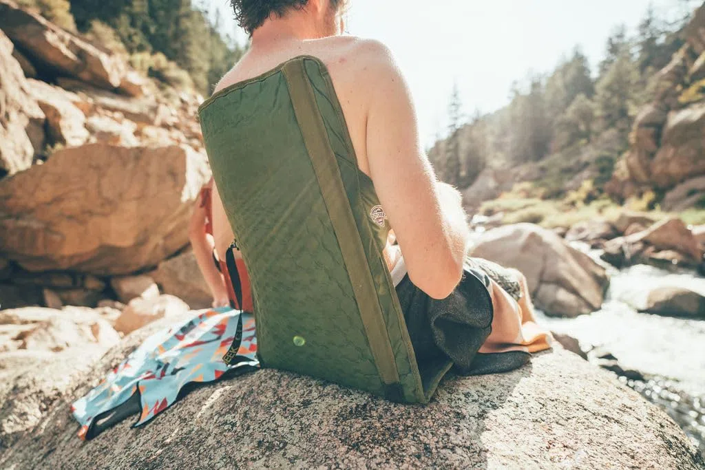 Crazy Creek HEX 2.0 LongBack Stuhl für Rucksackreisen, Camping und Stadion, extra Breite und Rückenhöhe, 113,4 kg Gewichtskapazität, verstellbare Gurte mit Rock Lockster (R) Schnallen