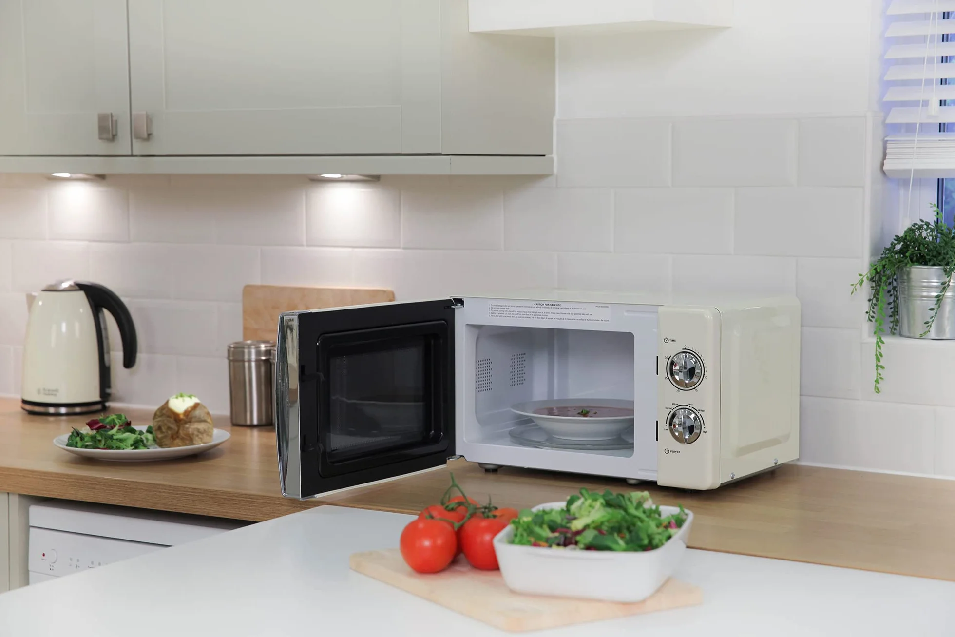 Russell Hobbs RHMM701C Manuelle Solo-Mikrowelle mit 5 Leistungsstufen, Klingelton und Timer, Auftaufunktion, einfache Reinigung, 17 L, 700 W, Cremefarben
