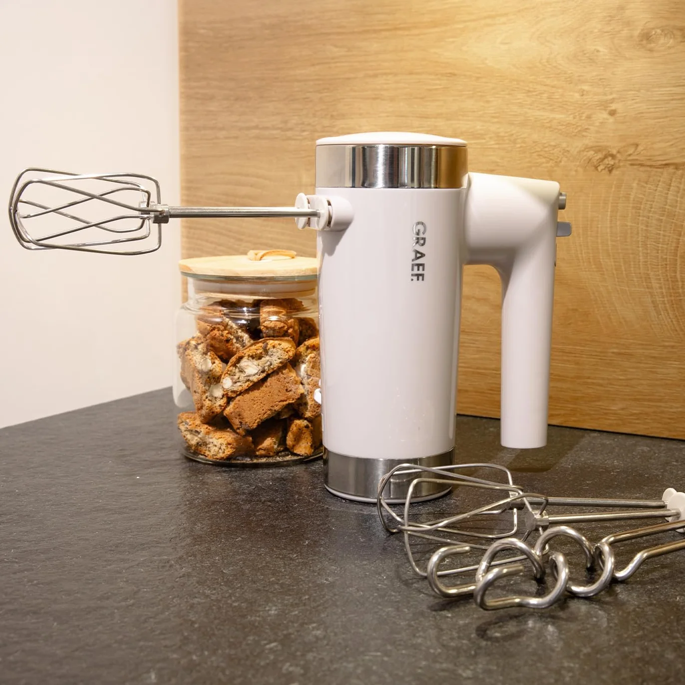 GRAEF Handmixer HM508 Taupe, 7 Geschwindigkeitsstufen Turbo-Taste, Leise im Betrieb, Auswurftaste – Handrührgerät, Extrahohe Knethaken auch für tiefe Schüsseln