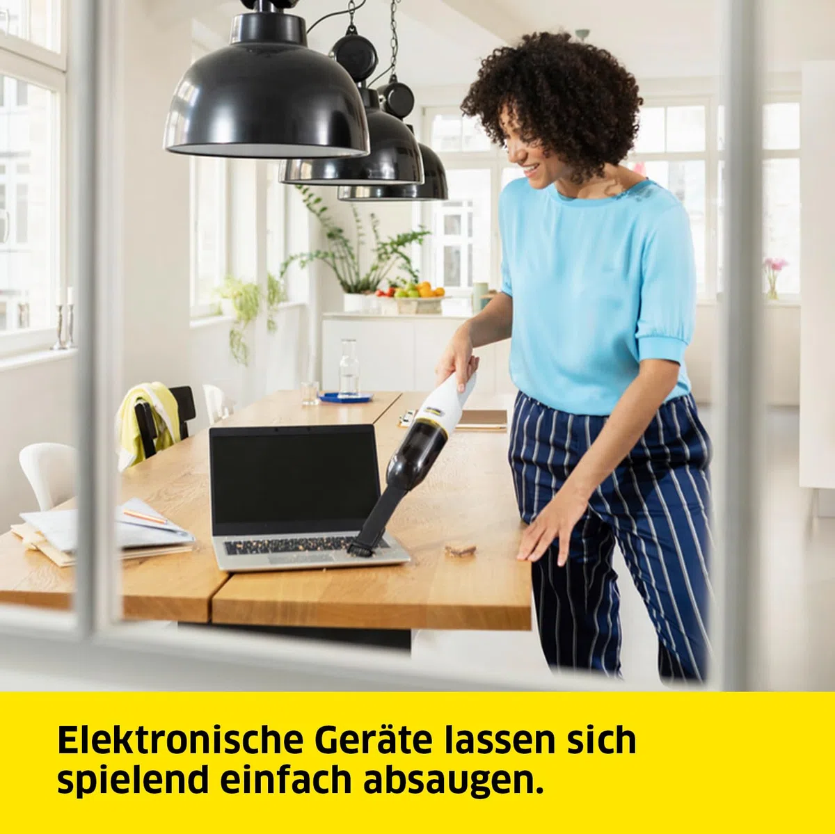 KÄRCHER Akku-Handstaubsauger CVH 3 Plus, Saugstark und überall einsatzbereit, Staubbehälter: 0,15 l, Gewicht: 0,55 kg, inkl. 7,2 V Akku, Ladestation + Adapter, 2-in-1 Fugendüse