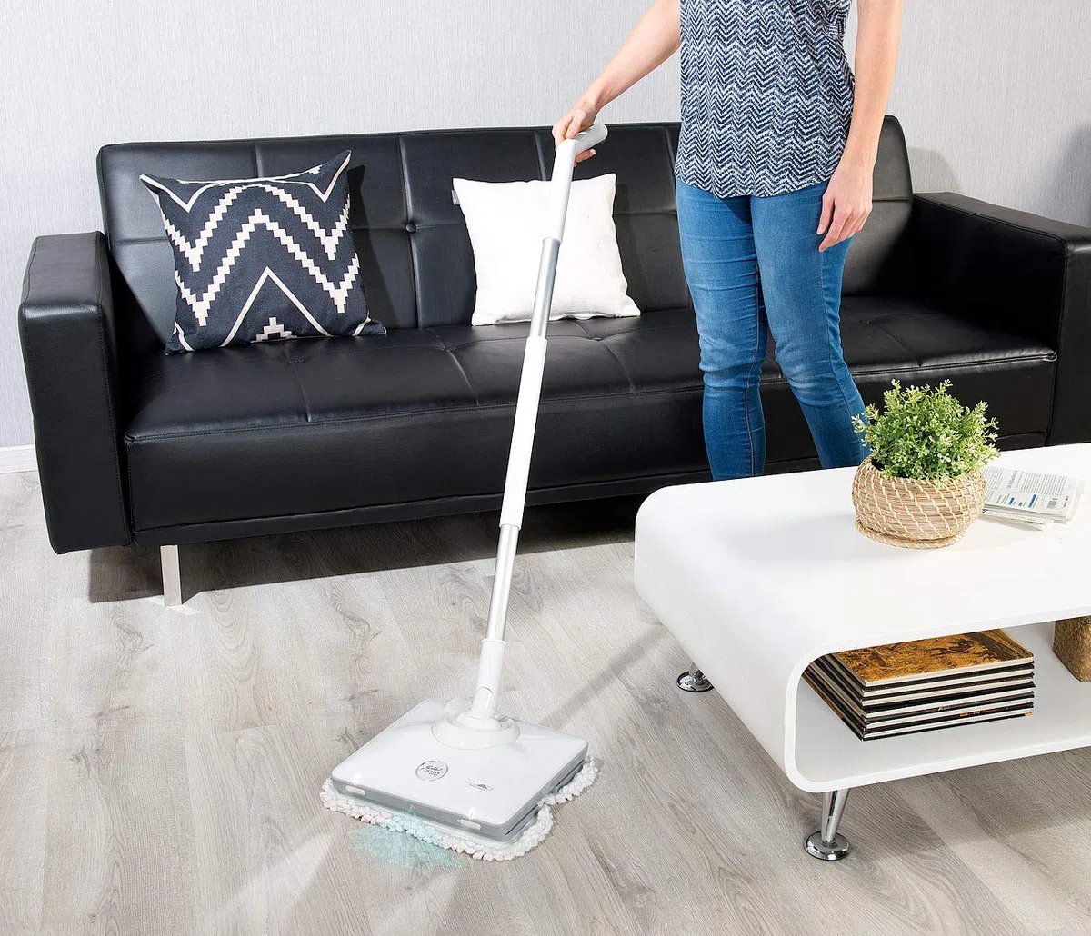 Sichler Haushaltsgeräte Akku Bodenwischer: Akku-Fußboden-Poliermaschine mit Sprüh-Funktion & LED-Licht, 900 Hz (Poliermaschine Boden, Elektrischer Bodenwischer, Pad)