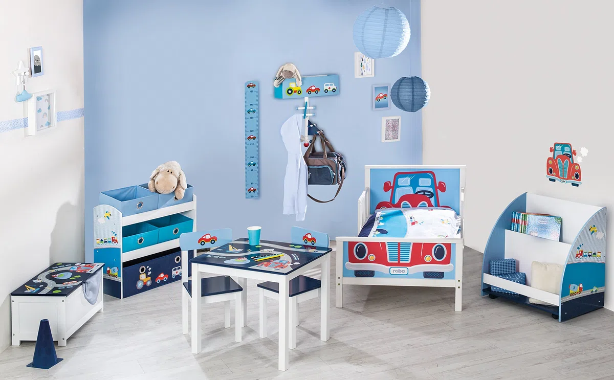 roba Kinder Sitzgruppe 'Rennfahrer', Kindermöbel Set aus 2 Kinderstühlen & 1 Tisch, Sitzgarnitur mit Fahrzeug-Motiven in blau