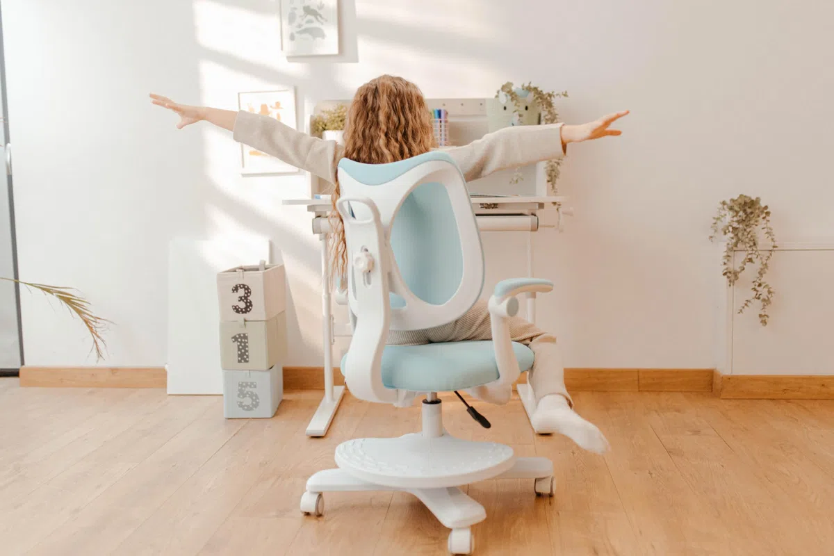 MARK ADLER Schreibtischstuhl Kinder ab 6 Jahren Junior 4.6 – Ergonomischer Kinderstuhl mit Fußstütze – Drehstuhl Höhenverstellbar – Verstellbare Rückenlehne & Klappbare Armlehnen – Rosa