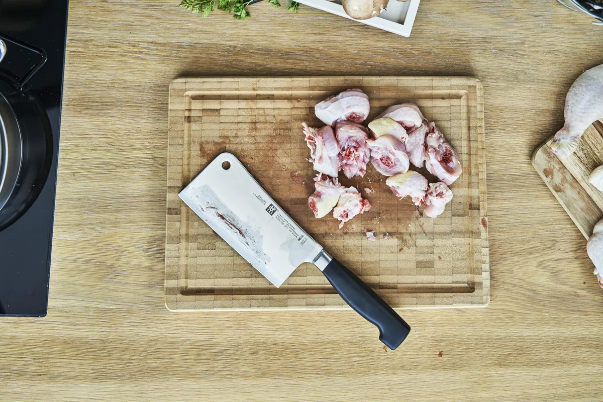 ZWILLING Vier Sterne Hackmesser, Klingenlänge 15 cm, Rostfreier Spezialstahl, Ergonomischer Kunststoff-Griff, Schwarz [Made in Germany]